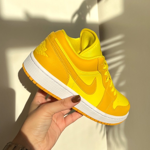 Jordan 1 Low - Picture 10 of 11